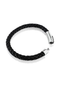 Pulsera de cuero trenzado negro que presenta herrajes de plata pulida y un cierre seguro. Forma redonda con una textura suave.