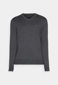 Grauer V-Ausschnitt-Pullover mit langen Ärmeln, aus weichem Stoff gefertigt. Verfügt über ein kleines Logo in Rot, Weiß und Blau auf der Brust. Rippbündchen und -saum.