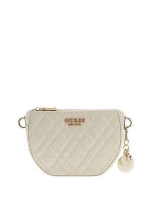 Pochette beige matelassée en forme de demi-lune avec fermeture éclair dorée, logo Guess doré et charm décoratif doré attaché à un anneau latéral.