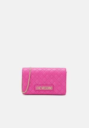 Sac à main matelassé rose vif avec bandoulière chaîne dorée et plaque logo "Love Moschino" sur le devant au centre.