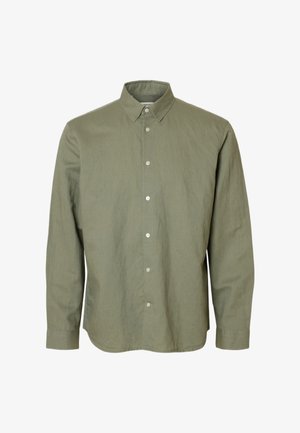 Heren overhemd met lange mouwen in olijfgroen, voorzien van een puntige kraag en witte knopen aan de voorkant.