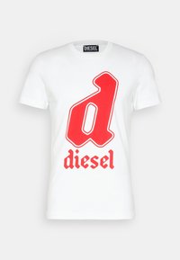 Vit bomulls-t-shirt med en stor röd stiliserad "d"-logotyp och "diesel" i fet röd text längst ner. Korta ärmar, rundad hals.