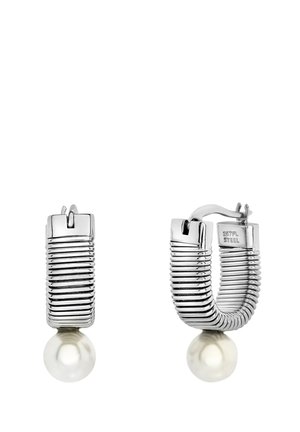 Hopeita sävyisiä korvakoruja, joissa on uurrettu muotoilu ja sileät helmiviritykset alaosassa. Valmistettu ruostumattomasta teräksestä.