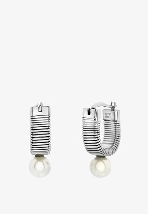 Pendientes de aro en tono plateado con un diseño estriado, con acentos de perla suave en la parte inferior. Fabricados en acero inoxidable.
