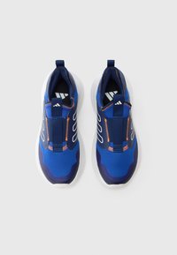 Zapatillas deportivas azules con una parte superior de malla con acentos en azul oscuro, costuras naranjas y suela blanca. Correa elástica para facilitar el calzado.