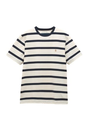 Weißes T-Shirt mit kurzen Ärmeln, marineblauen horizontalen Streifen und kleinem braunem gesticktem Logo auf der linken Brust, marineblauer Rundhalsausschnitt.