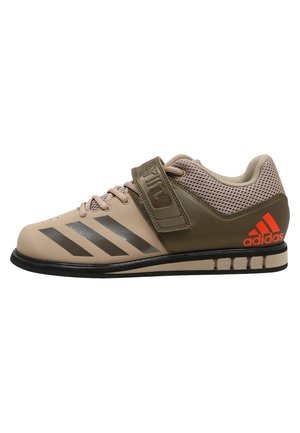 Chaussure de sport beige et olive Adidas avec bandes noires, col en mesh, bride velcro et logo rouge Adidas sur le talon, vue de côté.