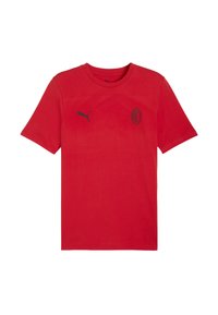 Rød bomulds t-shirt med rund hals, korte ærmer, et sort Puma-logo på venstre bryst og et AC Milan-emblemet på højre.