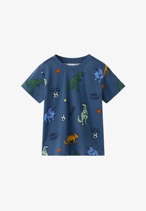 Blå kortærmet børne-T-shirt med farverige dinosaur- og sportsboldgrafikker samt tekst, der siger "Dino Power", "Roaar!" og "We Are One Team".