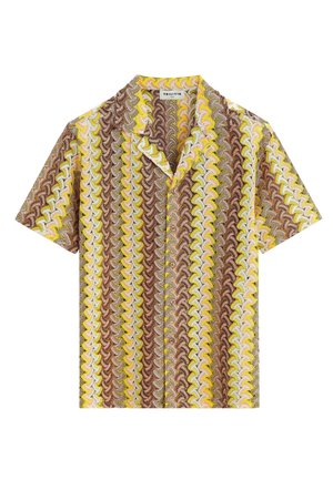 Chemise à manches courtes boutonnée avec un motif ondulé multicolore en rayures marron, jaune, blanc et rose.