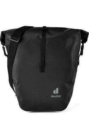 Bolso bandolera negro impermeable con correa ajustable, cierre roll-top y logo de la marca "deuter" en la parte inferior delantera.