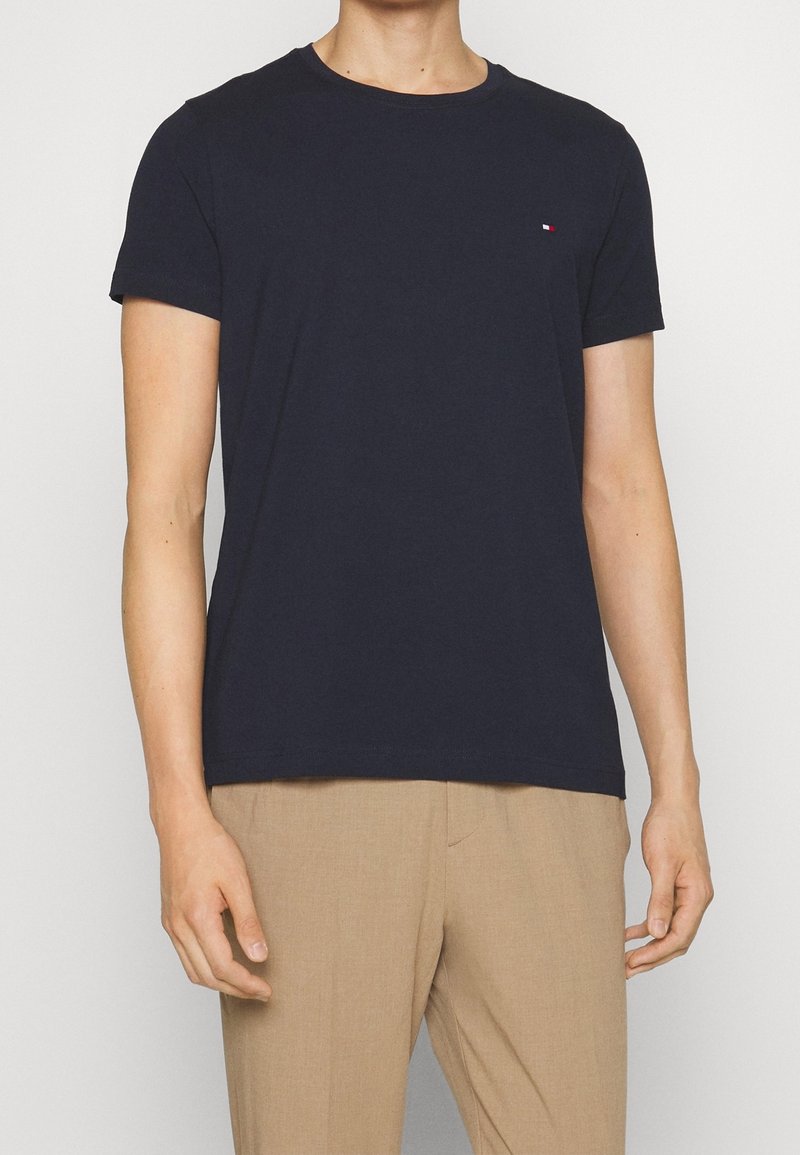 Marineblå bomulds T-shirt med rund hals og korte ærmer, som har et lille logo på brystet og en normal pasform.