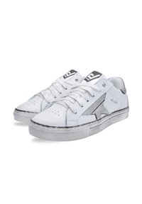 Witte leren sneakers met zilveren accenten, geperforeerde neus, platte veters en een gestructureerde rubberen zool. Heeft een sterontwerp aan de zijkant.