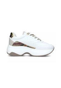 Zapatilla blanca con suela gruesa, acentos metálicos y un panel lateral texturizado con rayas multicolores. Diseño con cordones y agujetas redondas.