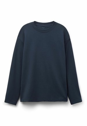 Chemise bleu marine à manches longues avec col rond et coupe décontractée, présentée sur fond blanc.