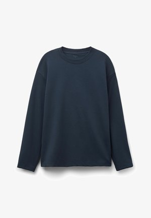 Chemise bleu marine à manches longues avec col rond et coupe décontractée, présentée sur fond blanc.