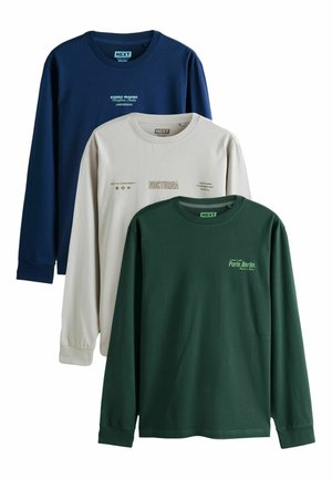 Drei langärmelige Hemden aus Baumwolle in Marineblau, Creme und Dunkelgrün. Merkmale sind abgerundete Ausschnitte und grafischer Text auf der Vorderseite.