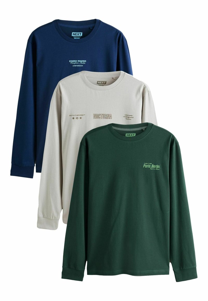 Drei langärmelige Hemden aus Baumwolle in Marineblau, Creme und Dunkelgrün. Merkmale sind abgerundete Ausschnitte und grafischer Text auf der Vorderseite.