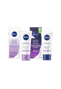Vier NIVEA Hautpflegeprodukte: zwei weiße Tuben mit lila Akzenten, eine lila Schachtel und eine weiße Schachtel, alle mit der Kennzeichnung für empfindliche Haut und Feuchtigkeit.