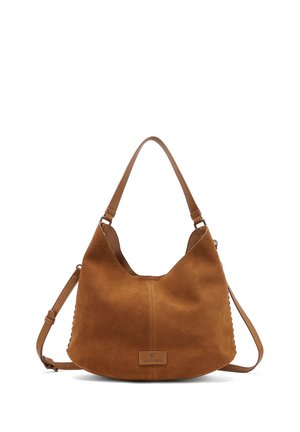 Borsa hobo in morbido camoscio marrone con due spallacci regolabili, bordo superiore curvo e piccola toppa rettangolare con logo al centro davanti.