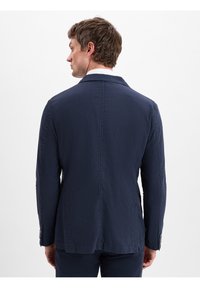 Navyblaues Blazer mit Reverskragen, strukturiertem Stoff und vier Knöpfen an den Ärmeln. Verfügt über einen geschlitzten Rücken und klare Linien.