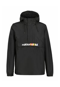 Zwarte capuchonjack met voorflapzak, elastische manchetten, trekkoord in de capuchon en 'rukka'-logo met kleurrijke rechthoekige vlaggen op de borst.