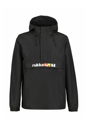 Zwarte capuchonjack met voorflapzak, elastische manchetten, trekkoord in de capuchon en 'rukka'-logo met kleurrijke rechthoekige vlaggen op de borst.