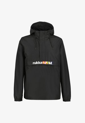 Schwarze Kapuzenjacke mit vorderer Klappentasche, elastischen Bündchen, verstellbarem Kapuzenzug und "rukka"-Logo mit bunten rechteckigen Fahnen auf der Brust.