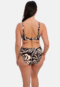 Bikini set s hnědým a krémovým květinovým vzorem, který má široká ramínka, zapínání na zadní straně a vysoké kalhotky se vzorem listů.