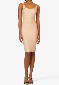 Hautfarbiges, figurbetontes Kleid mit strukturiertem Oberteil, horizontaler Rippstruktur, verstellbaren Trägern und einem knielangen Bleistiftrock.