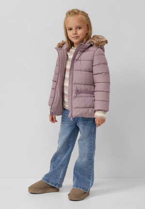 Paarse winterjas met een bontgevoerde capuchon, ritssluiting aan de voorkant en twee zijzakken, gecombineerd met een gestreept trui en blauwe flared jeans.