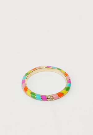 Bague en émail coloré avec des segments alternés de rose, vert, orange et bleu, accentuée d'une petite pierre claire. Métal doré.