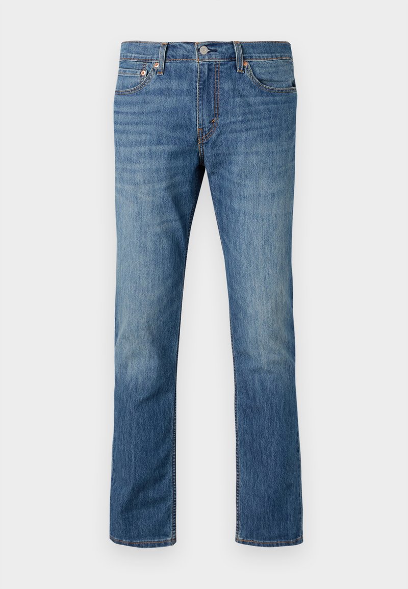 Jeans de denim azul claro con un diseño de pierna recta, un ligero desvanecimiento, estilo de cinco bolsillos y acentos de herrajes metálicos.
