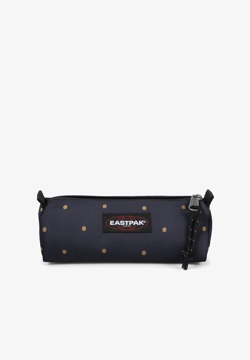 Tmavě modrý pouzdro na tužky se zlatými puntíky, zipem na uzavření, značkovou nášivkou a texturovanou látkou. Válcový tvar, odolný materiál, funkční design.