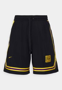 Czarne spodenki do koszykówki z żółto-fioletowymi paskami ozdobnymi, elastycznym pasem z troczkiem oraz małą naszywką z logo z przodu.