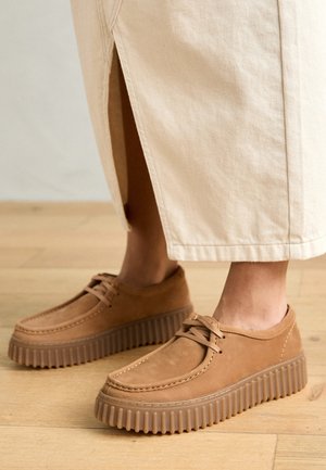 Sportieve veterschoenen - tan