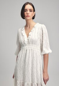 adL RUFFLED NECK - Freizeitkleid - white