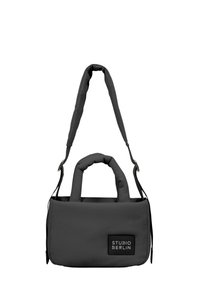 Borsa a tracolla grigia imbottita con doppi manici e tracolla regolabile, caratterizzata da una toppa con logo sulla parte frontale. Tessuto morbido e forma rettangolare.