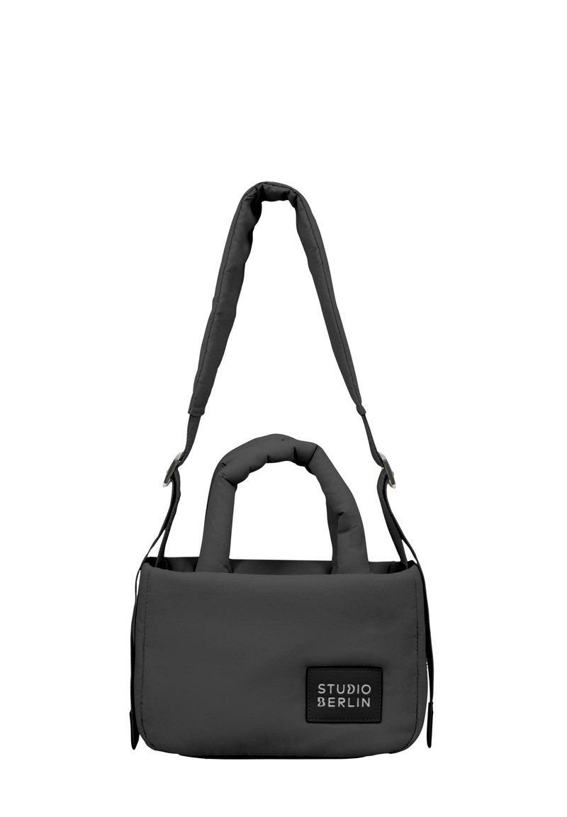 Borsa a tracolla grigia imbottita con doppi manici e tracolla regolabile, caratterizzata da una toppa con logo sulla parte frontale. Tessuto morbido e forma rettangolare.