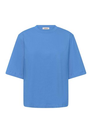 Camiseta azul de algodón de manga corta con cuello redondo y una pequeña etiqueta de la marca dentro del cuello.