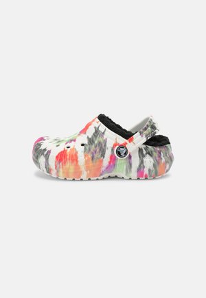Bunte Holzschuhe mit einer weißen Basis, die ein Spritzmuster in Pink, Orange, Grün und Schwarz aufweisen. Weiche schwarze Einfassung um die Öffnung.