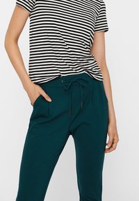 Vero Moda VMEVA STRING PANT NOOS - Tracksuit bottoms - evergreen