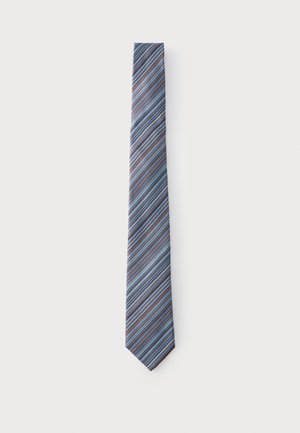 Corbata estrecha de hombre con rayas diagonales en azul, marrón y negro sobre fondo blanco.