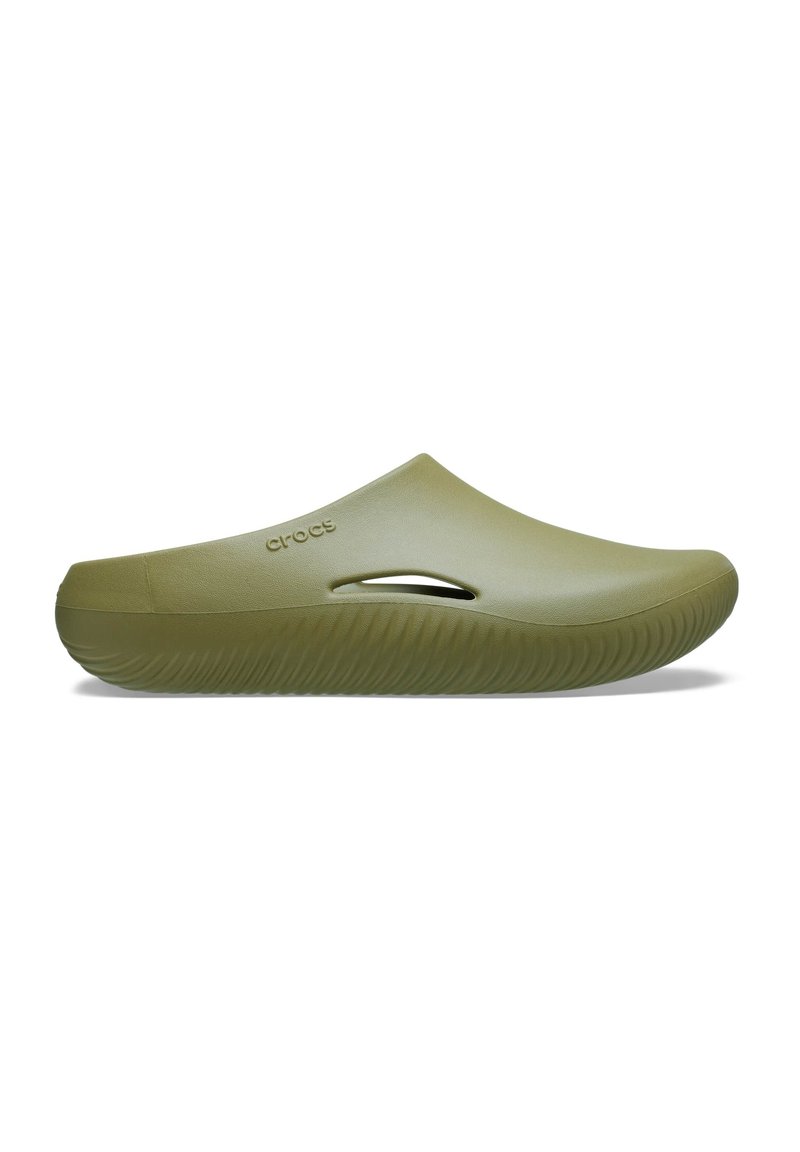 Groene klompschoen gemaakt van flexibel synthetisch materiaal. Beschikt over een glad bovenwerk, ventilatiegaatjes aan de zijkant en een gestructureerde zool voor grip.