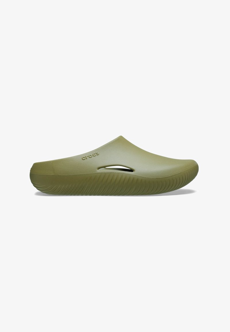 Groene klompschoen gemaakt van flexibel synthetisch materiaal. Beschikt over een glad bovenwerk, ventilatiegaatjes aan de zijkant en een gestructureerde zool voor grip.