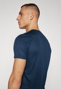 ASICS CORE TOP - Camiseta deportiva - french blue