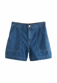 Shorts en denim avec des poches plaquées à l'avant, une fermeture à bouton et des passants de ceinture, présentés sur un fond blanc.
