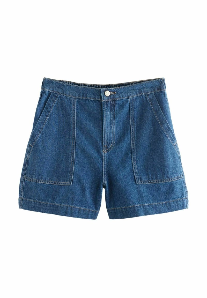 Shorts en denim avec des poches plaquées à l'avant, une fermeture à bouton et des passants de ceinture, présentés sur un fond blanc.