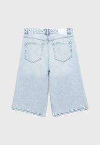 Pantalones cortos de mezclilla azul claro con un diseño de pierna ancha, que cuentan con dos bolsillos traseros y un corte recto. La tela tiene una textura suave y un acabado limpio.