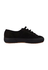Czarne zamszowe sneakersy o niskim profilu, z gumową podeszwą, okrągłym noskiem i sznurowanym zapięciem. Teksturowana cholewka i kontrastowa brązowa podeszwa.